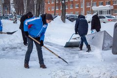 Студенты-добровольцы расчистили от снега памятные места 4