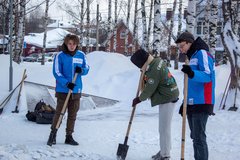 Студенты-добровольцы расчистили от снега памятные места 7