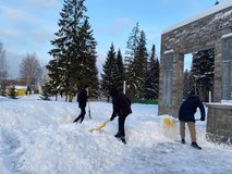 Студенты-добровольцы расчистили от снега памятные места 9