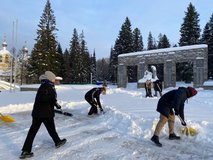 Студенты-добровольцы расчистили от снега памятные места 10
