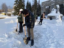 Студенты-добровольцы расчистили от снега памятные места 11